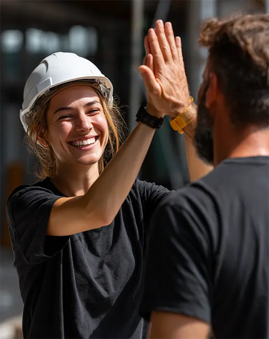 kvinnlig elektriker gör high five